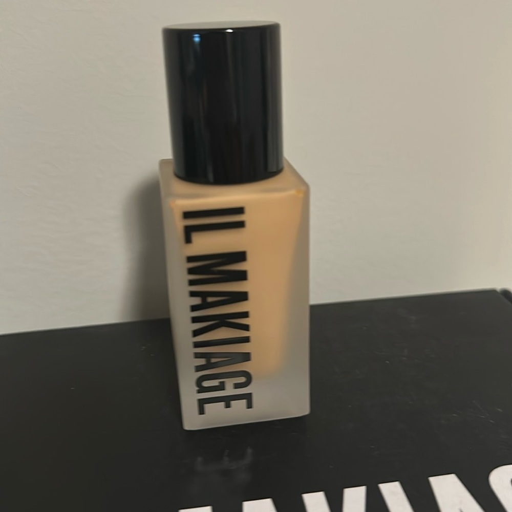 IL MAKIAGE Woke Up Like This Foundation - Picture 2 of 3